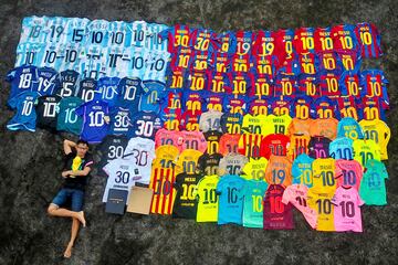 El indonesio Surya Wijaya Ang posa con su colecci¨®n de camisetas de Messi en una imagen a¨¦rea tomada en Banda Neira, una isla de la provincia de Maluku (Indonesia). Este superfan¨¢tico hizo un viaje de m¨¢s de 12 horas para ver a su ¨ªdolo en el amistoso entre Indonesia y Argentina en Yakarta, aunque finalmente el crack rosarino no estar¨¢ en la cita.