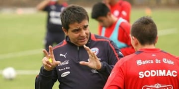 Distinguido ayudante Bielsa, el argentino se hizo cargo de la Roja Sub 20, pero el mal desempeño en partidos amistosos pusieron en entredicho su labor. Finalmente, tuvo que dejar el cargo. 