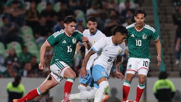Soccer Football - International Friendly - Mexico v Uruguay - Estadio Corona, Torreon, Mexico - November 15, 2025 Uruguay's Facundo Torres in action with Mexico's Israel Reyes and Diego Lainez REUTERS/Henry Romero