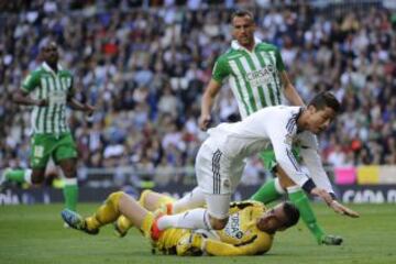 Adrián portero del Betis atrapa el balón ante la presencia de Cristiano Ronaldo.