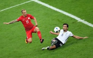 Kamil Grosicki con Mats Hummels.