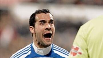 <b>"¡QUÉ PITAS!". </b>Juanfran recrimina al línea su decisión.