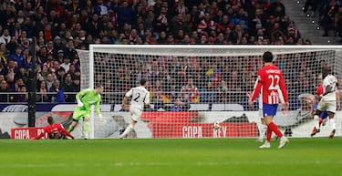 1-0. Centro alto y cruzado de Rodrigo de Paul, toca Rüdiger y Samuel Lino llegando desde la derecha remata al segundo palo superando a Lunin.