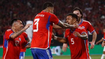 El jugador de Chile, Paulo Diaz, celebra su gol contra Paraguay durante el partido amistoso disputado en el estadio Monumental.