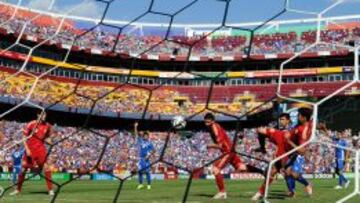 SIEMPRE VILLA. El delantero demostró su olfato de gol ante El Salvador, adelantándose a Costa.