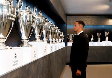 Alexander-Arnold durante su presentación.