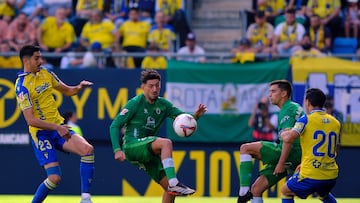 Cádiz y Racing se midieron en el Nuevo Mirandilla.