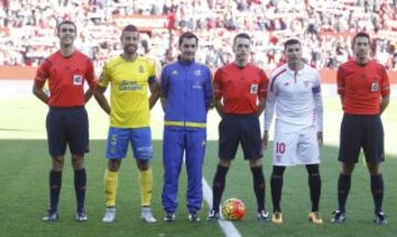 Sevilla-Las Palmas. El rbitro Prieto Iglesias acompaado por sus asistentes Francisco Javier Garca Sabuco, Joan Mndez Mateo y el cuarto rbitro Jos E. Snchez Aparicio, junto a los capitanes David Garca y Reyes.