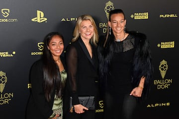 Selma Bacha, defensora francesa de Lyon, Ada Hegerberg, delantera noruega de Lyon, y Christiane Endler, portera chilena de Lyon, posan a su llegada a la ceremonia de entrega del Balón de Oro, este lunes en París.