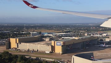 Logra entrar en el avión sin billete ni pasaporte: come, bebe, viaja y le descubren cuando está todo el pescado vendido
