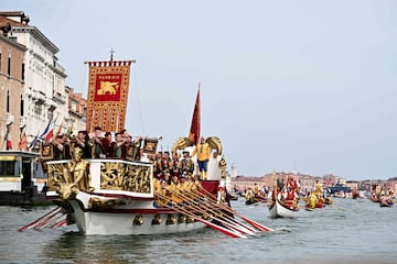 Un gran número de turistas y curiosos se congregaron en torno al Gran Canal de Venecia para presenciar la Regata Histórica anual de góndolas y 
 embarcaciones, que tiene lugar en la ciudad italiana. Se trata de uno de los
acontecimientos más antiguos que se celebran en la laguna, ya que su origen se remonta, al menos, al siglo XIII.