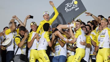 Nice (France), 21/07/2024.- UAE Team Emirates riders and staff lift Yellow Jersey and Tour de France overall winner Slovenian rider Tadej Pogacar in celebration on the podium after the 21st and final stage of the 2024 Tour de France cycling race over 33km Individual time-trial (ITT) from Monaco to Nice, 21 July 2024. (Ciclismo, Francia, Eslovenia, Niza) EFE/EPA/SEBASTIEN NOGIER