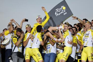 Nice (France), 21/07/2024.- UAE Team Emirates riders and staff lift Yellow Jersey and Tour de France overall winner Slovenian rider Tadej Pogacar in celebration on the podium after the 21st and final stage of the 2024 Tour de France cycling race over 33km Individual time-trial (ITT) from Monaco to Nice, 21 July 2024. (Ciclismo, Francia, Eslovenia, Niza) EFE/EPA/SEBASTIEN NOGIER
