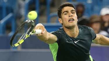 El español Carlos Alcaraz devuelve ante el australiano Jordan Thompson en UN partido de la segunda ronda del Masters 1.000 de Cincinnati 2023.