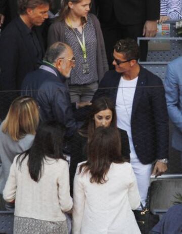 Cristiano Ronaldo saluda a Ion Tiriac. 