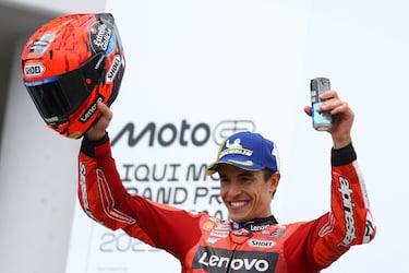 Marc Márquez celebra en el podio su victoria en el GP de Alemania disputado en el circuito de Sachsenring.
