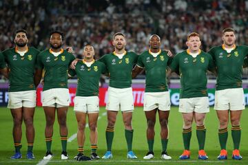 Damian de Allende, Lukhanyo Am, Cheslin Kolbe, Willie Le Roux, Makazole Mapimpi, Steven Kitshoff y Malcom Marx antes del comienzo del encuentro.