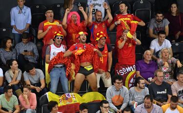 Aficionados espa?oles presentes en el encuentro frente Croacia del Eurobasket 2017. 