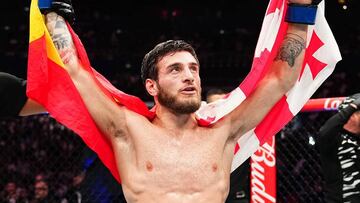 Aleksandre Topuria celebra su primera victoria en la UFC.