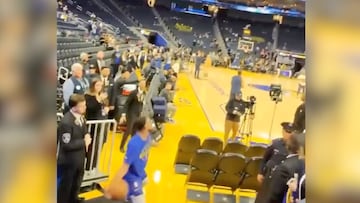 Desde una toma increíble muestra una canasta del jugador de los Warriors, quien lanzó desde fuera de la cancha y provocó asombro total entre el público.
