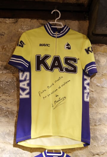 Jesús Montoya firma este jersey del legendario equipo español, KAS.