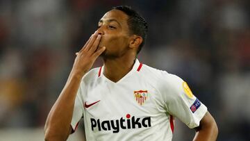 Luis Muriel celebra un gol con el Sevilla. 