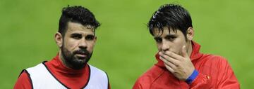 Diego Costa speaks to Morata ahead of Spain - Israel