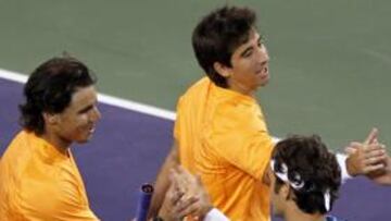 Federer y Wawrinka apean a Nadal y López del dobles