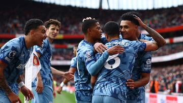 Soccer Football - Premier League - Arsenal v Aston Villa - Emirates Stadium, London, Britain - April 14, 2024 Aston Villa's Ollie Watkins celebrates scoring their second goal with teammates REUTERS/David Klein NO USE WITH UNAUTHORIZED AUDIO, VIDEO, DATA, FIXTURE LISTS, CLUB/LEAGUE LOGOS OR 'LIVE' SERVICES. ONLINE IN-MATCH USE LIMITED TO 45 IMAGES, NO VIDEO EMULATION. NO USE IN BETTING, GAMES OR SINGLE CLUB/LEAGUE/PLAYER PUBLICATIONS.