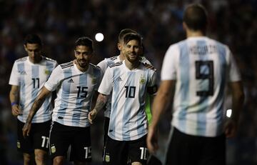 Gonzalo Higuaín celebrando el gol junto a sus compañeros de selección. 