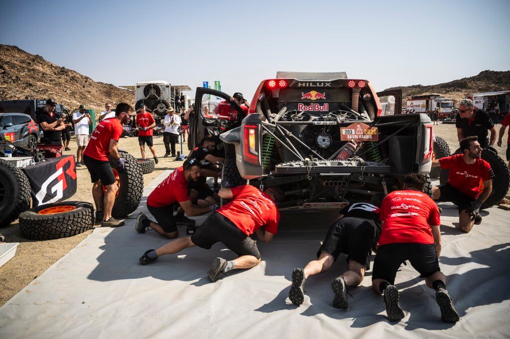 Mecánicos de Toyota realizan un cambio de neumáticos en el Dakar.