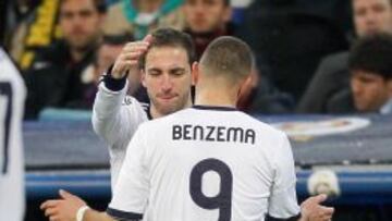 Benzema saluda a Higuaín durante el partido de Champions.