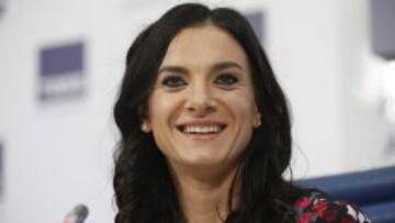 La atleta rusa Yelena Isinbáyeva (salto de pértiga) durante una rueda de prensa celebrada en Moscú este lunes.