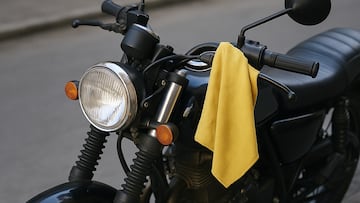 Cuidado si ves una tela amarilla en una moto: detente y haz esto de inmediato