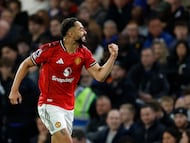 Soccer Football - Premier League - Chelsea v Manchester United - Stamford Bridge, London, Britain - April 18, 2026 Manchester United's Matheus Cunha celebrates scoring their first goal Action Images via Reuters/Peter Cziborra EDITORIAL USE ONLY. NO USE WITH UNAUTHORIZED AUDIO, VIDEO, DATA, FIXTURE LISTS, CLUB/LEAGUE LOGOS OR 'LIVE' SERVICES. ONLINE IN-MATCH USE LIMITED TO 120 IMAGES, NO VIDEO EMULATION. NO USE IN BETTING, GAMES OR SINGLE CLUB/LEAGUE/PLAYER PUBLICATIONS. PLEASE CONTACT YOUR ACCOUNT REPRESENTATIVE FOR FURTHER DETAILS..