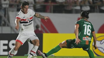 Sao Paulo's Colombian midfielder James Rodriguez (L) and Cobresal's forward Julio Castro fight for the ball during the Copa Libertadores group stage first leg football match between Brazil's Sao Paulo and Chile's Cobresal at the Morumbi Stadium in Sao Paulo, Brazil, on April 10, 2024. (Photo by NELSON ALMEIDA / AFP)