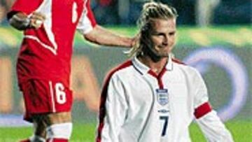 <b>PENALTI ERRADO</B>. Beckham se lamenta del fallo mientras Emre anima a sus compañeros.