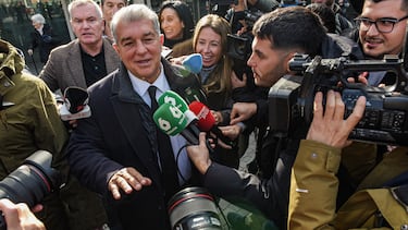 El presidente del FC Barcelona, Joan Laporta, a su salida a la Ciutat de la Justicia, a 12 de diciembre de 2025, en Barcelona, Catalunya (España). El presidente del FC Barcelona, Joan Laporta, y los exentrenadores, Luis Enrique Martínez y Ernesto Valverde, declaran como testigos ante la instructora del 'caso Negreira', que investiga los presuntos pagos del club blaugrana al exvicepresidente del Comité Técnico de Árbitros (CTA) José María Enríquez Negreira y a su hijo Javier.
12 DICIEMBRE 2025
Alberto Paredes / Europa Press
12/12/2025