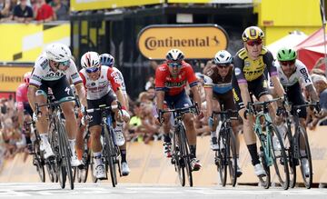 Mike Teunissen se impuso en el sprint final y aprovechó la caída de su líder para ganar la etapa y vestir el primer maillot amarillo del Tour de Francia 2019.