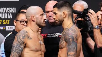 Alexander Volkanovski e Ilia Topuria en el cara a cara del UFC 298.