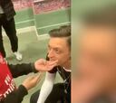 Por estos gestos los futbolistas se ganan el cielo: Özil y la tierna escena con un niño ciego