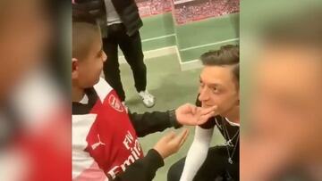 Por estos gestos los futbolistas se ganan el cielo: Özil y la tierna escena con un niño ciego