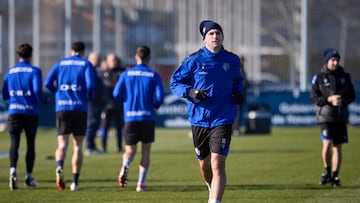 GRAFCAV2666. PAMPLONA, 17/01/2025.- El jugador de Osasuna, Jesús Areso, durante el entrenamiento de este viernes en las instalaciones de Tajonar. Con el cansancio todavía en el cuerpo, y tras pasar por los vestuarios, Areso atiende a EFE como uno de los jugadores más relevantes de la eliminatoria copera de San Mamés en la que su equipo se deshizo del actual campeón compitiéndole de tú a tú. Asegura que disfrutó mucho en San Mamés tras ser uno de los destacados ante su exequipo, un Athletic Club al que los navarros apearon de su competición fetiche para acceder a los cuartos de final de la Copa del Rey. EFE/Villar López