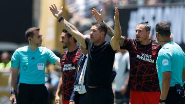 PASADENA (United States), 15/06/2025.- Head coach Diego Simeone of Atletico Madrid reacts to a call made during the first half of the FIFA Club World Cup 2025 group stage match between Paris Saint-Germain and Atletico Madrid in Pasadena, California, USA, 15 June 2025. (Mundial de Fútbol) EFE/EPA/CAROLINE BREHMAN