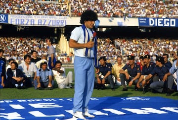 5 de julio de 1984 | El astro argentino logr¨® concentrar a 65.000 personas en su presentaci¨®n en el Estadio de San Paolo, actual Stadio Diego Armando Maradona.