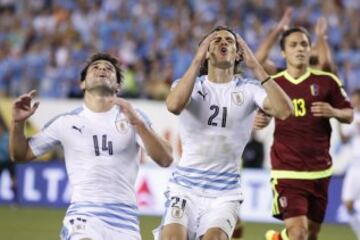 Lodeiro y Cavani se lamentan al perder una oportunidad de anotar.