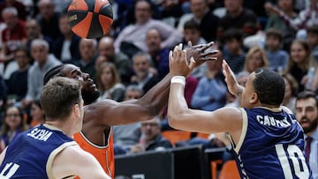 GRAFCVA9565. VALÈNCIA, 24/03/2024.- El alero estadounidense del Valencia Basket, Semi Ojeleye, disputa un balón con los jugadores del UCAM Murcia, los estadounidenses Dustin Sleva y Troy Caupain, durante el partido correspondiente a la jornada 26ª de la Liga ACB jugado esa tarde en el pabellón de la Fuente de San Luis de València. EFE/Manuel Bruque
