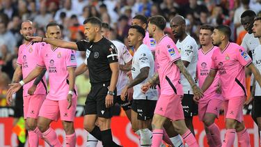 Spanish referee Gil Manzano gestures during the Spanish league football match between Valencia CF and RCD Espanyol at the Mestalla stadium in Valencia on May 28, 2023. (Photo by Jose Jordan / AFP)