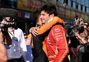 Lando Norris felicita a su colega Carlos Sainz. El piloto británico de McLaren acompañó en el podio al madrileño tras terminar tercero en la carrera disputa en el Circuito Albert Park en Melbourne, Australia.