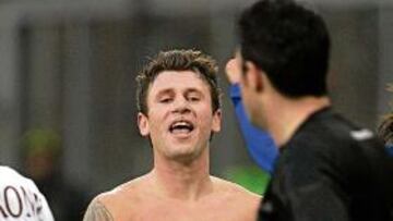 <b>RETADOR. </b>Cassano se pone bravo y arroja su camiseta al rostro de Pierpaoli, el árbitro.